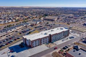科罗拉多斯普林斯Comfort Suites Colorado Springs East - Medical Center Area的停车场内建筑物的空中景观