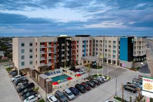 加尔维斯敦Home2 Suites Galveston, Tx的享有酒店空中景色,设有停车场