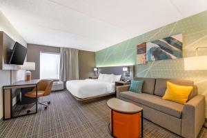 麦迪逊Comfort Inn & Suites的酒店客房,配有床和沙发
