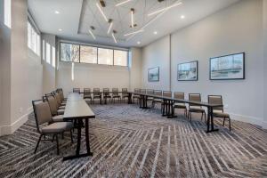 阿什维尔Embassy Suites By Hilton Asheville Downtown的一间会议室,配有长桌子和椅子