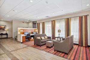 摩根敦Quality Inn & Suites Morgantown - University Area的客厅配有沙发、椅子和书桌