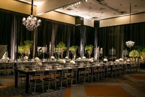 库里提巴拉迪森库里蒂巴酒店的宴会厅配有长桌子、椅子和吊灯