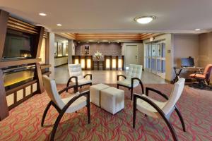 圣卡洛斯圣卡洛斯乡村旅馆&套房的酒店客房带大堂,带椅子和桌子