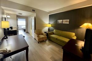 夏洛特港夏洛特港江山旅馆 的一间客厅,客厅里设有绿色沙发