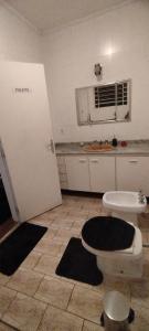 坎皮纳斯Suíte luxo com sacada mobiliada Q2的一间带卫生间的浴室和一间带地毯的厨房
