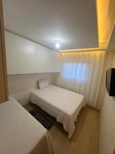 南卡希亚斯Apartamento Moderno em Caxias do Sul的小房间设有两张床和窗户