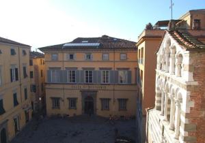 卢卡Ferienwohnung für 4 Personen ca 75 qm in Lucca, Toskana Provinz Lucca的城市中一座大建筑的景色
