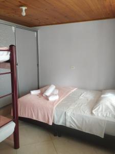 NorcasiaHostal El Balcon de madera的一间卧室配有一张带两个枕头的床
