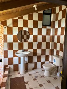 CarhuazLodge Acopampa Inn的一间带水槽和卫生间的浴室