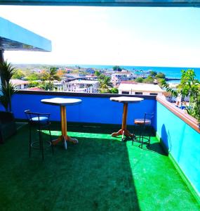 巴克里索莫雷诺港洛斯阿尔加鲁博斯旅舍的海景阳台上的两张桌子