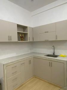 阿亚库乔Mini apartamento en Ayacucho的厨房配有白色橱柜和水槽