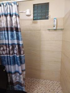 巴拿马城Apartamento a 10 minutos Aeropuerto Tocumen的浴室内带窗帘的淋浴