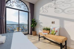 头顿Prague Hotel Vung Tau的卧室配有床、椅子和窗户。