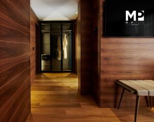 莱昂Hotel MyPalace León的走廊上设有木墙,门上设有长凳
