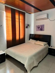 巴耶杜帕尔Habitación temporada festival的一间卧室配有一张带木制床头板的床