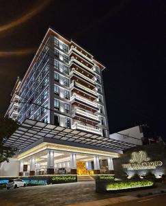 日惹The Malioboro Hotel & Conference Center的一座大型公寓楼,晚上与大楼同住