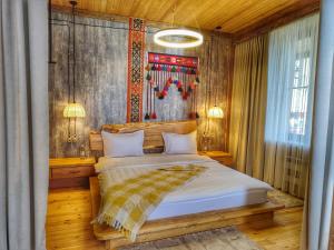 伊杰万Filin Resort的木制客房内的一间卧室,配有一张床