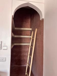 马拉喀什Aghmat Lodge Guest house的楼梯,楼梯,楼梯,楼梯有梯子的建筑物
