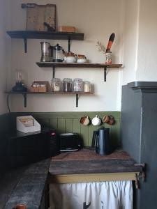 DeesideTimbermiller's cottage的厨房配有带微波炉的台面