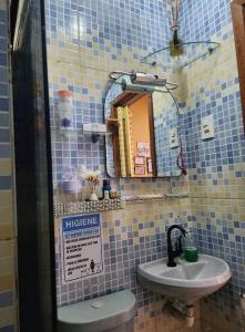 贝伦Apto com vista para Baía do Guajará的一间带水槽、卫生间和镜子的浴室
