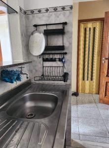 贝伦Apto com vista para Baía do Guajará的厨房配有不锈钢水槽和炉灶。