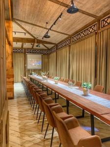 伊杰万Filin Resort的长长的会议室,配有长桌子和椅子