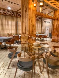 伊杰万Filin Resort的用餐室设有木墙和桌椅