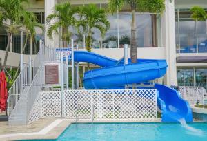 塔穆宁关岛乐天酒店的游泳池中的蓝色水滑梯