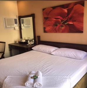 圣巴勃罗Star hotel的一间卧室配有一张床,上面有两条毛巾