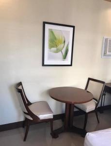 圣巴勃罗Star hotel的一间设有桌子和两把椅子的房间,一张图片