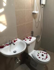 圣巴勃罗Star hotel的浴室设有卫生间和鲜花水槽。