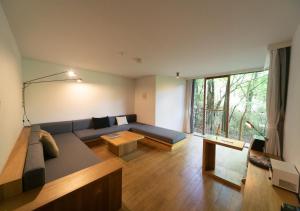 箱根Hakone Retreat Före的客厅配有沙发和桌子