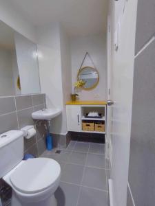 公主港Palawan Paradise Condotel 6F的浴室配有白色卫生间和盥洗盆。