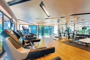 芭东海滩Karon Island Boat Boutique Hotel的健身房设有跑步机和椭圆机