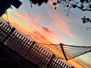 亭可马里亭可马里珍珠海洋度假住宿加早餐旅馆的天空排球网的日落