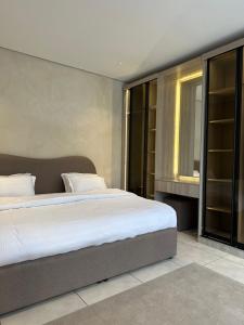 胡富夫شاليهات جزلا的一间卧室设有一张大床和一个窗户。
