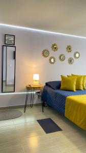 马尼萨莱斯Suite con hamaca y baño privado.的一间卧室配有一张床、一张桌子和镜子