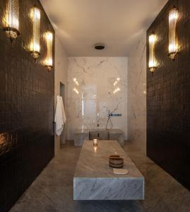 马拉喀什Riad Dar Al Dall - This Time Tomorrow in Marrakech的浴室配有盥洗盆和浴缸。