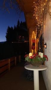 沃尔夫斯堡Ferienhaus für 2 Personen ca 70 qm in Wolfsberg, Kärnten Saualpe的露台上的一张桌子上放着蜡烛和灯