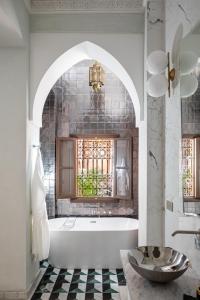 马拉喀什Riad Dar Al Dall - This Time Tomorrow in Marrakech的带浴缸的浴室和窗户