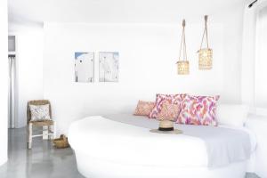 圣埃乌拉利亚阿格马萨别墅的白色卧室配有白色的床和椅子