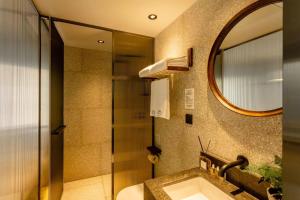 北京重构空间雅居北京王府井店的一间带水槽和镜子的浴室