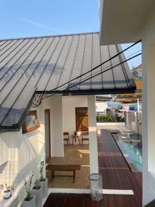 哈德超珊兰Chao Sam Ran Pool Villa Phetchaburi หาดเจ้าสำราญ เพชรบุรี ราคาสำหรับ 8 ท่าน的一座带玻璃屋顶和游泳池的房子