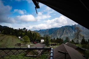 张家界BZIKA Hilltop Tent Hotel的帐篷内享有山景