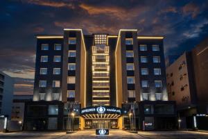 吉达فندق جاردن ميلينيوم السلامه的夜间有灯的旅馆