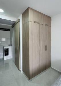 Loft con aire acondicionado的厨房或小厨房