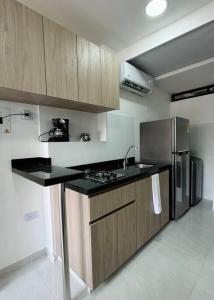 弗洛伦西亚Loft con aire acondicionado的厨房配有炉灶和冰箱。