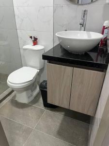 弗洛伦西亚Loft con aire acondicionado的浴室配有白色卫生间和盥洗盆。