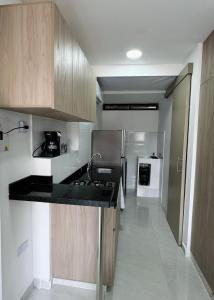 弗洛伦西亚Loft con aire acondicionado的厨房配有台面和冰箱