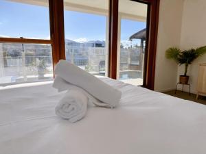 黄金海岸Waterfront Haven Balinese Villa at Bundall的一间卧室配有带毛巾的床